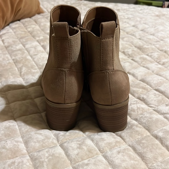 Universal Thread Brown Ankle Boots with Pointed Toe and V-Shaped Opening - Picture 5 of 6